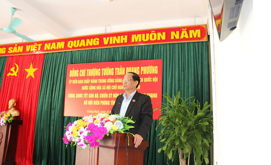 Phó Chủ tịch Quốc hội Trần Quang Phương thăm, chúc tết cán bộ, chiến sĩ lực lượng vũ trang huyện Bình Sơn