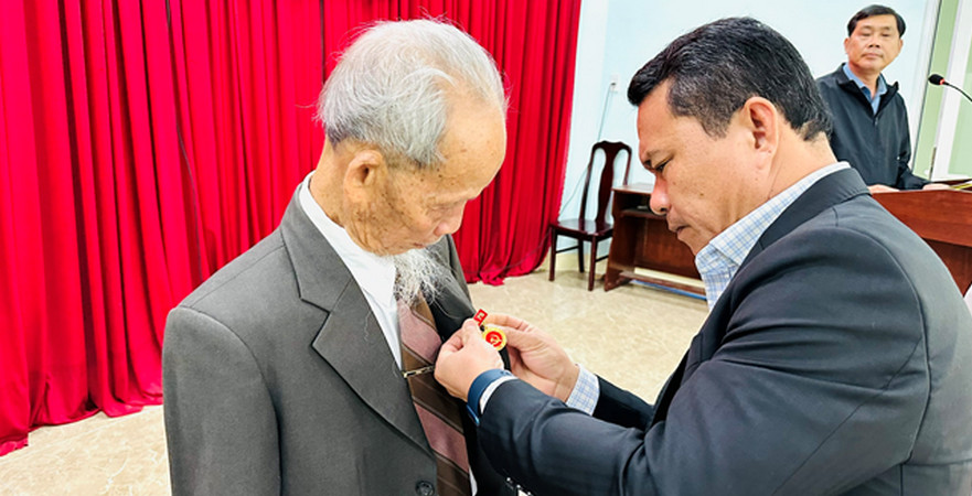 Huyện ủy Bình Sơn trao Huy hiệu 75 năm tuổi Đảng cho đảng viên