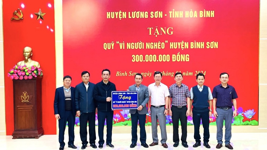 Đoàn công tác huyện Lương Sơn, tỉnh Hòa Bình thăm, tặng quà tại huyện Bình Sơn