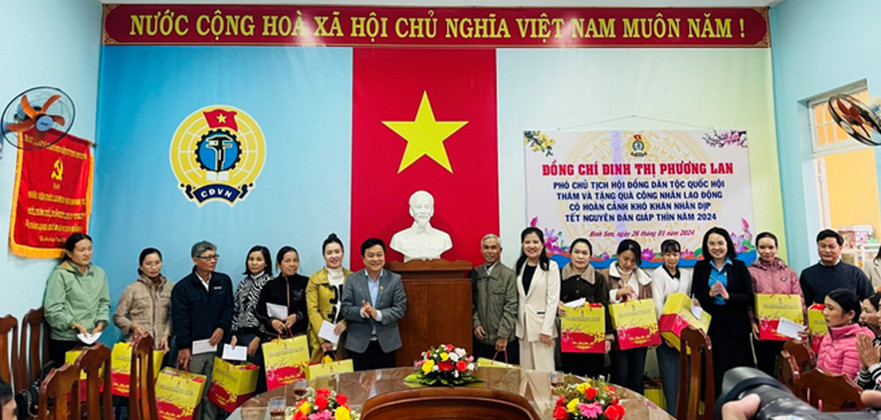 Phó Chủ tịch Hội đồng Dân tộc Quốc hội Đinh Thị Phương Lan thăm và tặng quà Tết cho đoàn viên