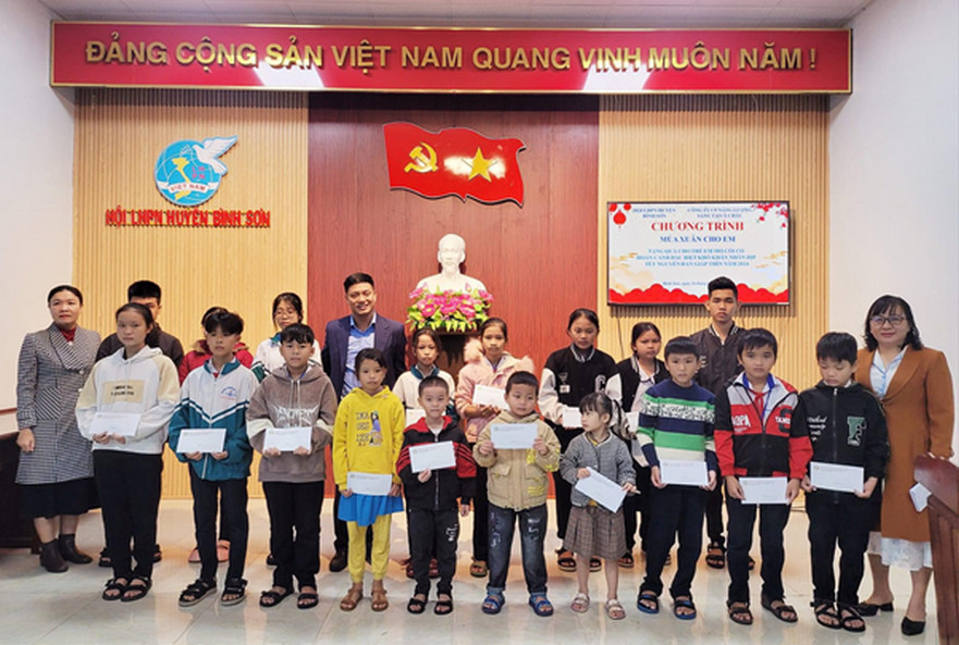 Hội phụ nữ huyện Bình Sơn trao 50 suất quà cho trẻ em nghèo