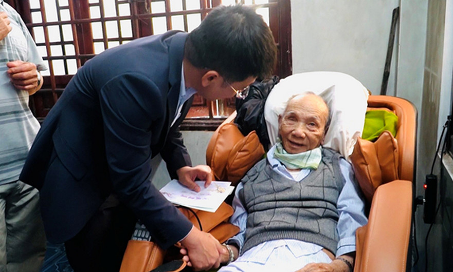 Chủ tịch UBND huyện Bình Sơn thăm tặng quà Tết cho các gia đình chính sách
