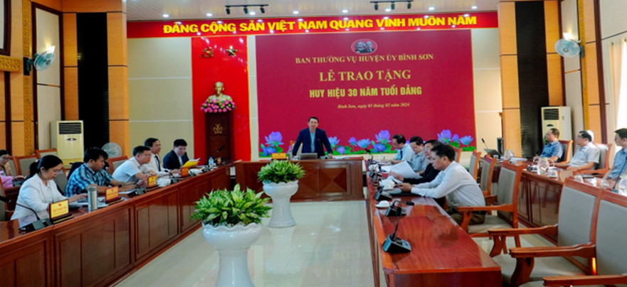 Huyện ủy Bình Sơn tổ chức Lễ trao tặng Huy hiệu 30 năm tuổi Đảng cho đảng viên