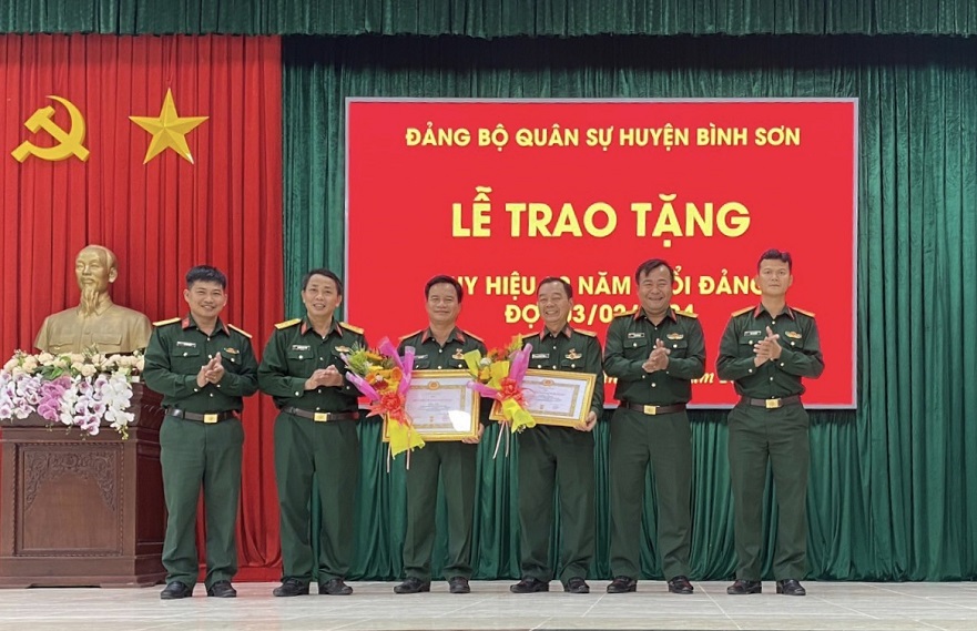 Trao tặng Huy hiệu 30 năm tuổi Đảng cho 2 đảng viên là Sĩ quan Quân đội