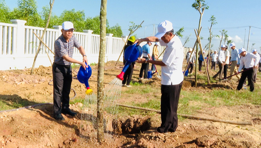 Bình Sơn phát động Tết trồng cây và triển khai chuỗi hoạt động cao điểm xây dựng huyện đạt chuẩn nông thôn mới năm 2024