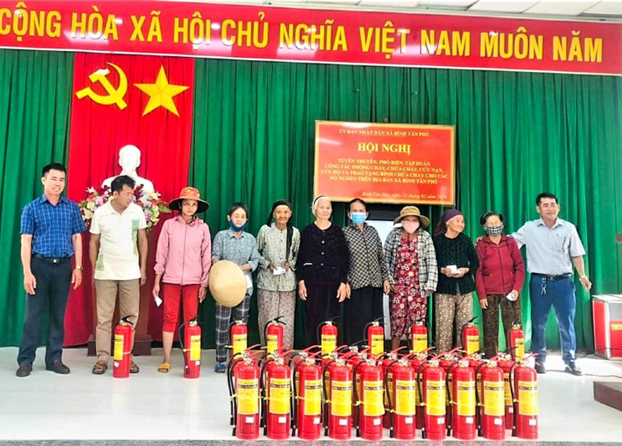 Bình Tân Phú: tiếp tục thực hiện phong trào “nhà tôi có bình chữa cháy”