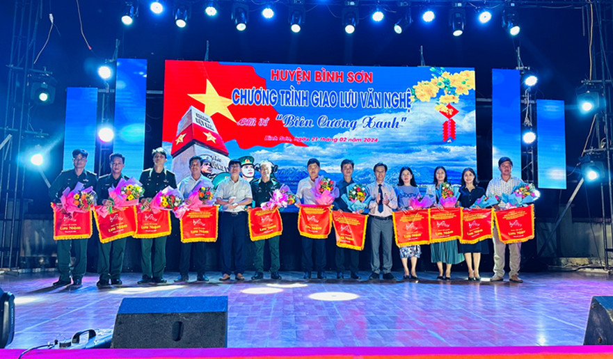 Huyện Bình Sơn giao lưu văn nghệ với chủ đề “Biên Cương Xanh” chào mừng Ngày truyền thống Bộ đội Biên phòng
