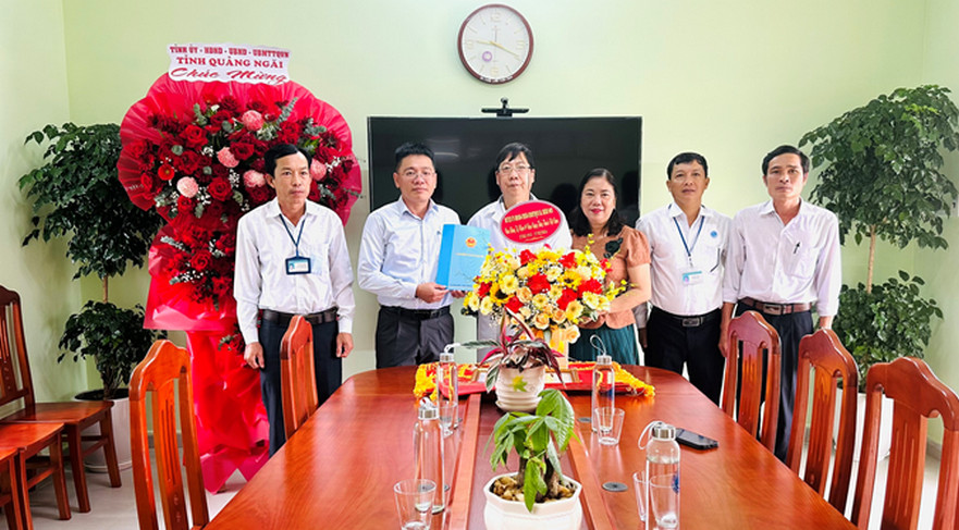 Lãnh đạo huyện Bình Sơn thăm, chúc mừng các cơ quan y tế nhân Ngày thầy thuốc Việt Nam