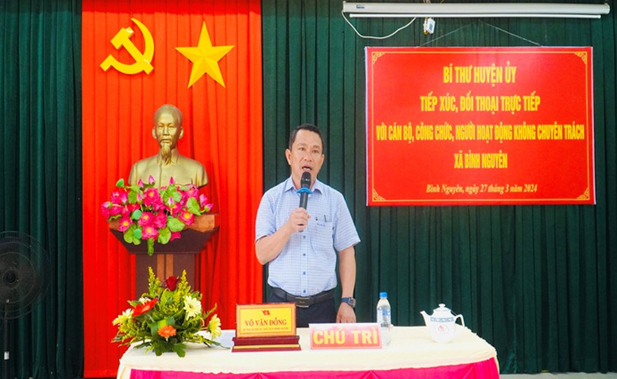 Bí thư huyện ủy Bình Sơn tiếp xúc đối thoại với cán bộ, công chức, xã Bình Nguyên