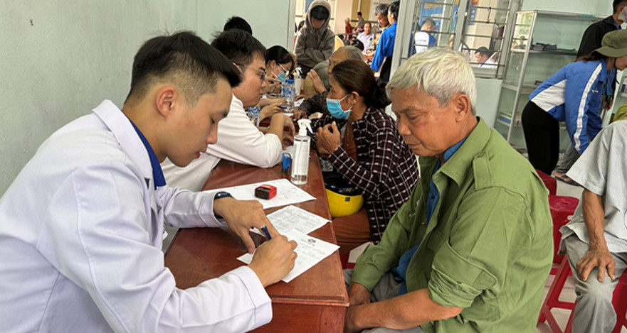Tổ chức Chương trình “Khám bệnh vì một Việt Nam khỏe mạnh hơn” tại Trạm Y tế xã Bình Hòa