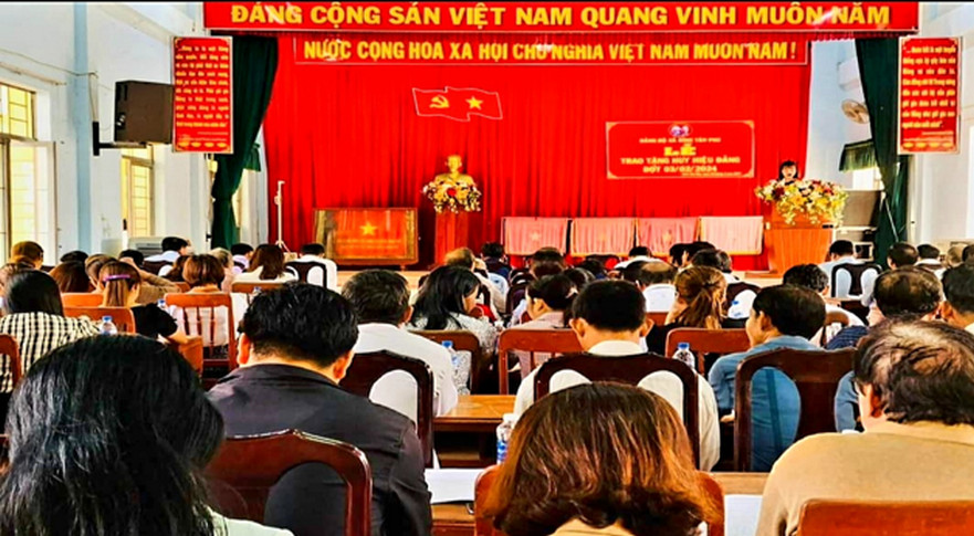 Đảng bộ xã Bình Tân Phú tổ chức trao Huy hiệu Đảng