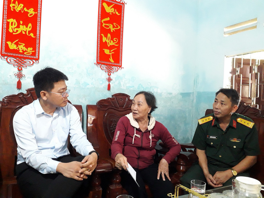 Lãnh đạo huyện Bình Sơn thăm, tặng quà gia đình chính sách