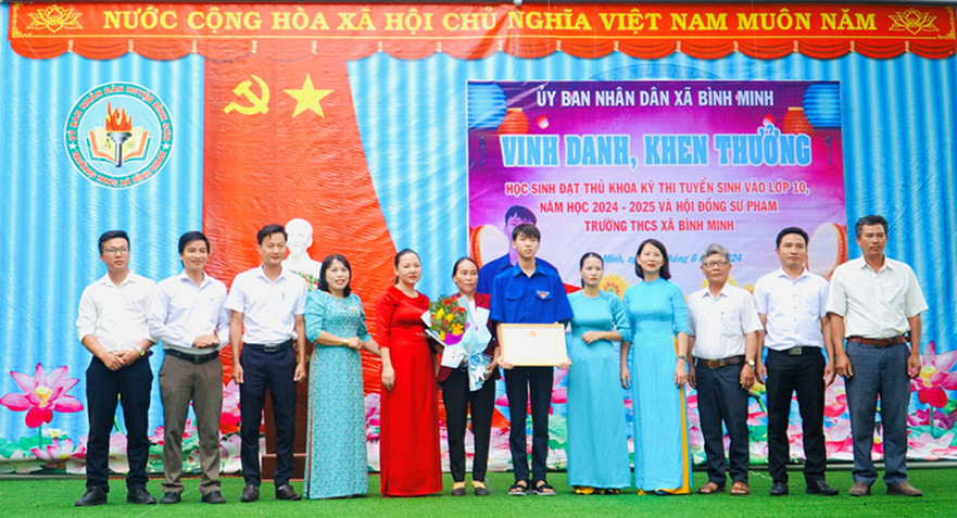 Vinh danh học sinh Hồ Viết Nhật, thủ khoa kỳ thi tuyển sinh vào 10 trường THPT Bình Sơn