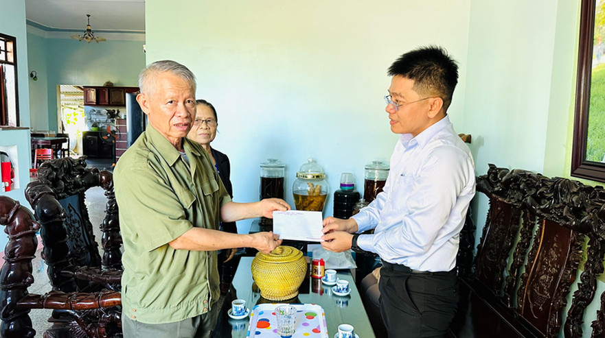 Chủ tịch UBND huyện Bình Sơn thăm tặng quà các gia đình chính sách nhân ngày 27/7