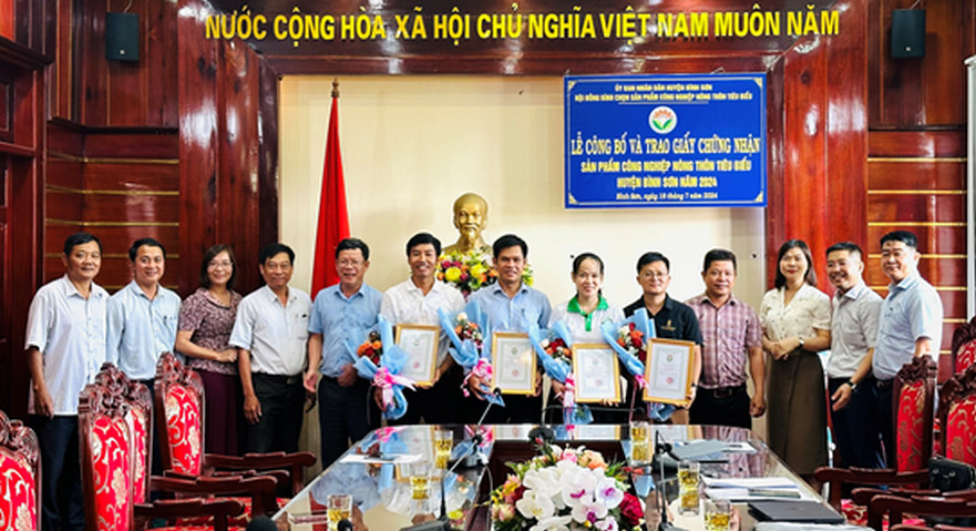 Bình Sơn tổ chức công bố và trao Giấy chứng nhận sản phẩm Công nghiệp nông thôn tiêu biểu