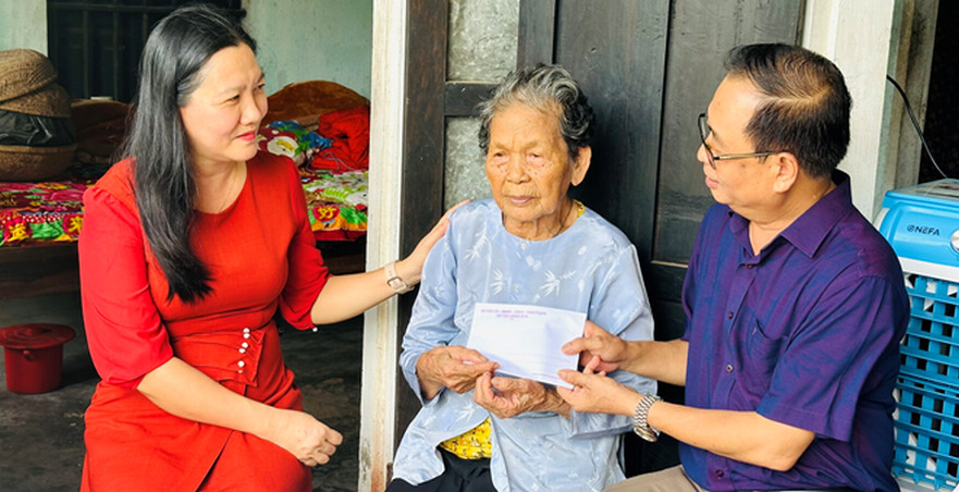 Huyện Bình Sơn thăm tặng quà các gia đình chính sách nhân ngày Thương binh liệt sĩ