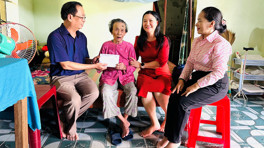 Phó Bí thư Thường trực Huyện ủy Bình Sơn thăm tặng quà các Mẹ VNAH