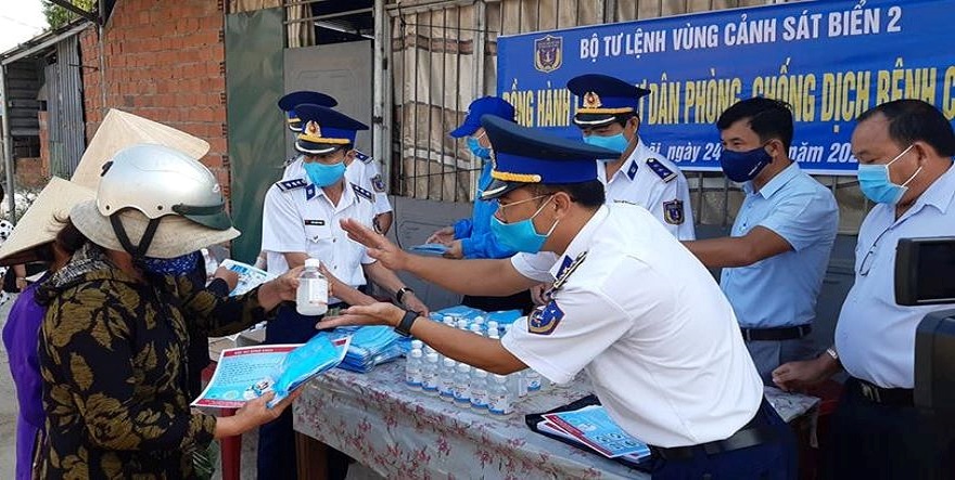 Bộ Tư lệnh Vùng Cảnh sát biển 2 đồng hàng cùng ngư dân phòng chống dịch bệnh