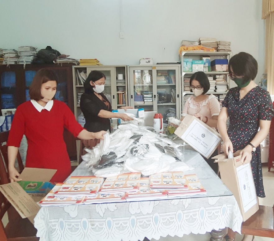Hội LHPN huyện Bình Sơn vận động may khẩu trang vải tặng cho hội viên phụ nữ