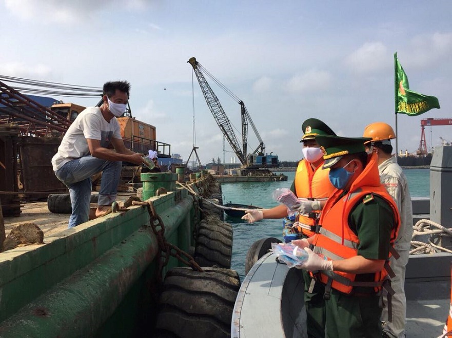 Đồn Biên phòng cửa khẩu cảng Dung Quất; Tặng khẩu trang nước sát khuẩn cho thuyền viên