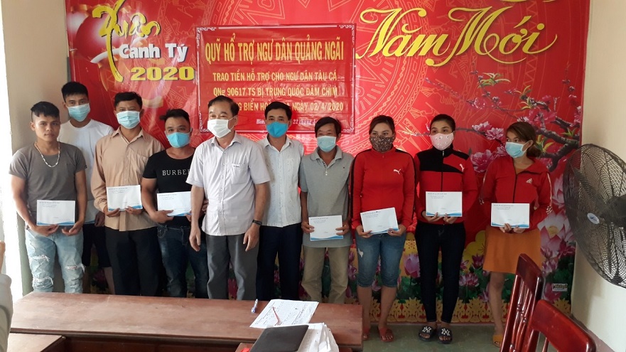 Quỹ hỗ trợ ngư dân Quảng Ngãi trao tiền hỗ trợ cho ngư dân