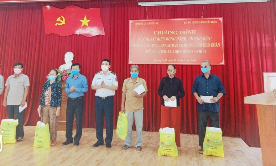 Bộ Tư lệnh Cảnh sát biển Việt Nam tặng 100 suất quà cho ngư dân Bình Đông