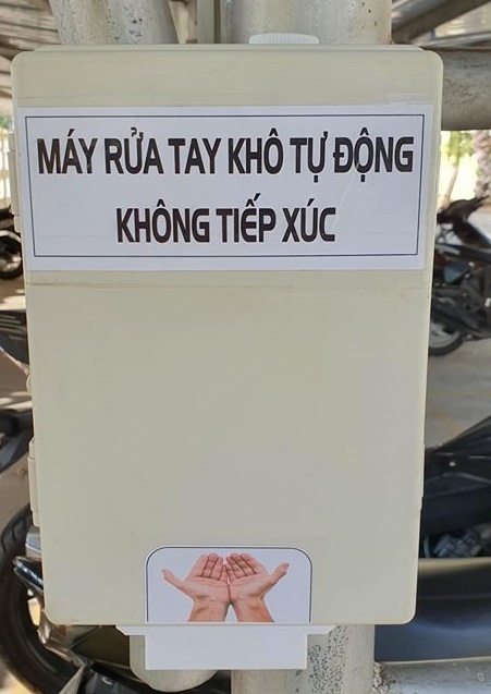 Trao tặng 2 chiếc máy rửa tay khô tự động cho Trường THCS và trường Tiểu Học xã Bình Thuận