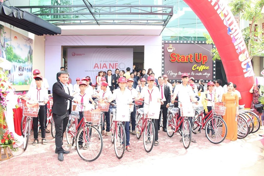 Tặng 40 xe đạp cho học sinh nghèo hiếu học
