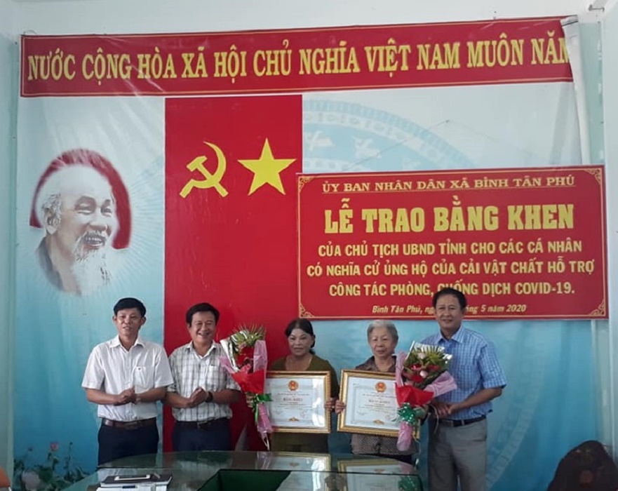 Chủ tịch UBND tỉnh Quảng Ngãi; Tặng bằng khen cho 2 cá nhân ở xã Bình Tân Phú có nghĩa cử cao đẹp trong phòng chống dịch Covid19