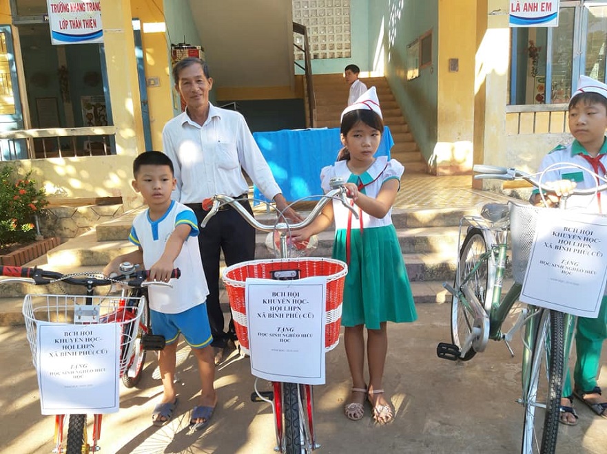Tặng xe 5 chiếc đạp cho học sinh nghèo