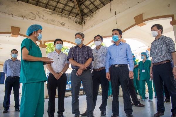 Thứ trưởng Bộ Y tế kiểm tra công tác phòng chống dịch Covid 19 tại cơ sở 2 Trung tâm Y tế huyện Bình Sơn