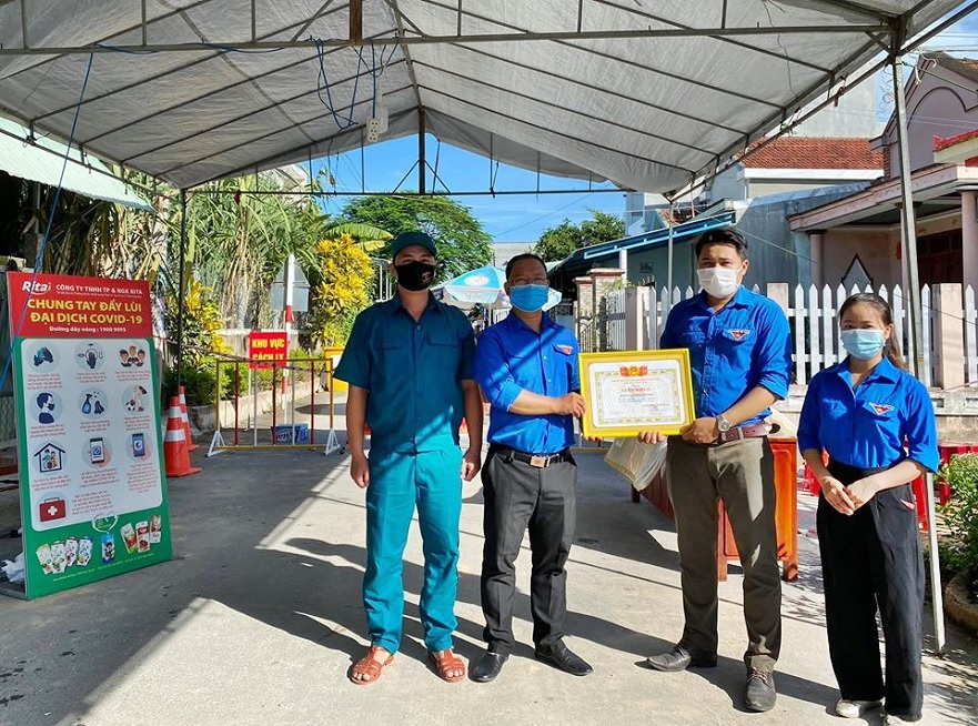 Huyện Đoàn Bình Sơn tặng giấy khen cho Tuổi trẻ Bình Dương xung kích tình nguyện phòng chống dịch