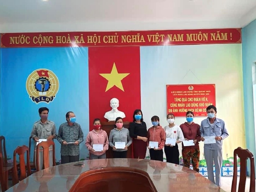 LĐLĐ huyện Bình Sơn tặng 25 suất quà cho đoàn viên khó khăn