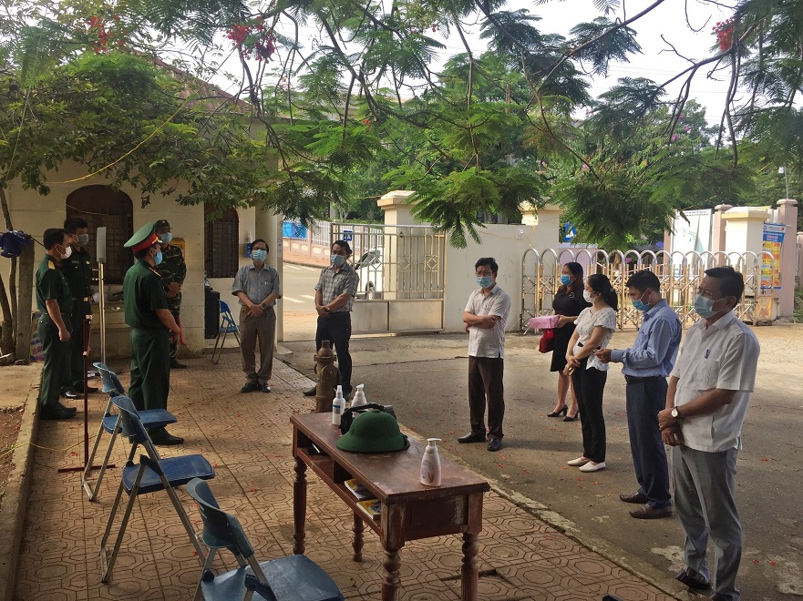 Lãnh đạo huyện Bình Sơn thăm động viên các chiến sĩ làm nhiệm vụ tại khu cách ly và điểm chốt kiểm soát dịch bệnh Covid19
