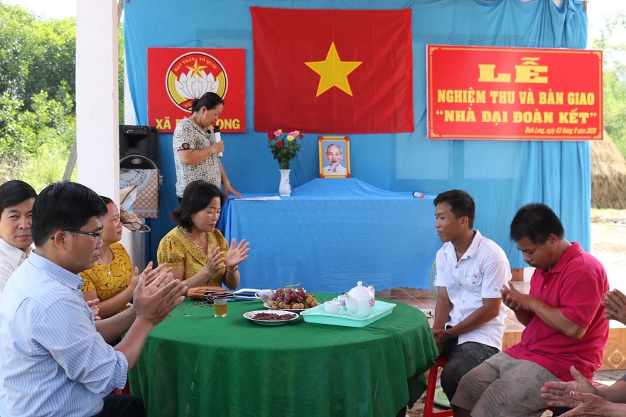 UBMTTQVN huyện Bình Sơn: bàn giao nhà đại đoàn kết cho hai anh em mồ côi