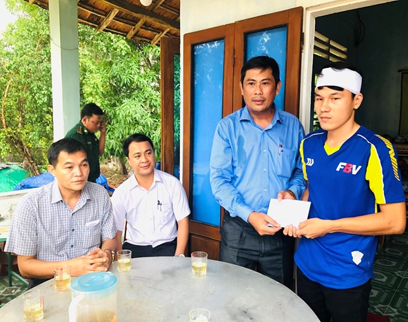 Bình Sơn thăm hỏi tặng quà cho ngư dân tàu cá QNg 95618