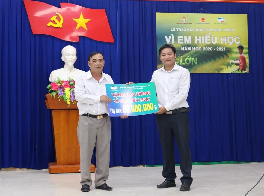 VIETTEL tặng 60 suất học bổng cho học sinh nghèo các xã bãi ngang ven biển huyện Bình Sơn