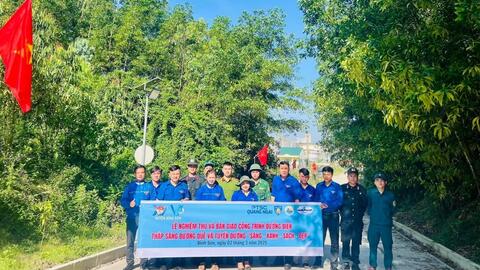 Bàn giao công trình thanh niên "Đường điện thắp sáng đường quê"
