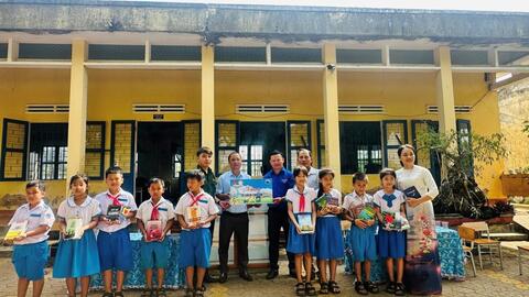 Trao tặng tủ sách và hơn 100 đầu sách cho học sinh cụm trường thôn Phú Quý