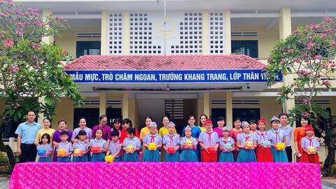 Lan tỏa mô hình “Nuôi heo đất, giúp bạn đến trường”