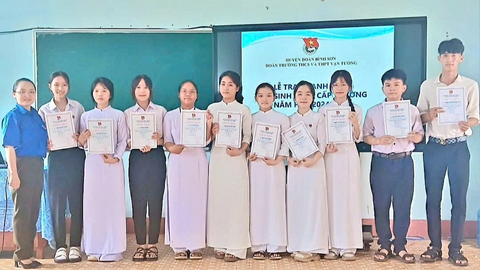 Trao danh hiệu "Học sinh 3 tốt” cấp trường năm học 2024 - 2025