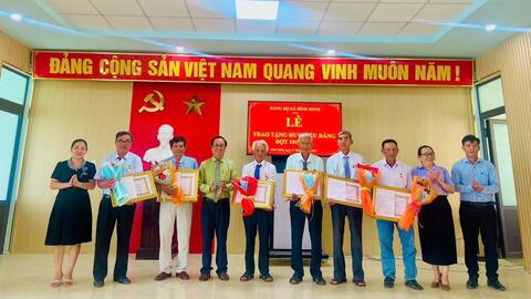 Đảng uỷ xã Bình Minh tổ chức Lễ trao Huy hiệu Đảng 19/5 cho 7 Đảng viên