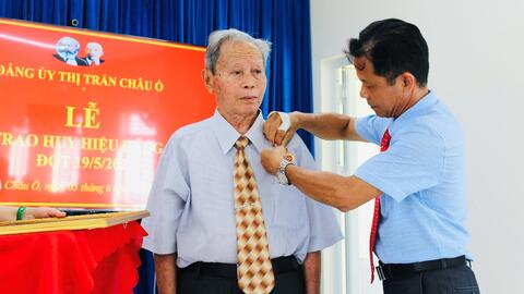 Thị trấn Châu Ổ tổ chức Lễ trao tặng Huy hiệu Đảng cho 17 đảng viên