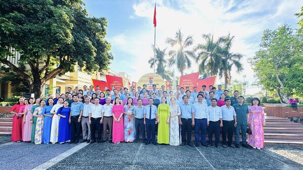 Xã Bình Sơn tổ chức nghi lễ chào cờ Tổ quốc và sinh hoạt dưới cờ