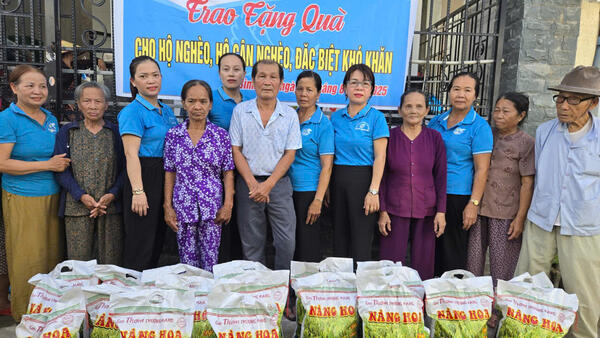 CHI HỘI PHỤ NỮ ĐÔNG YÊN 1 CỦA HỘI LHP XÃ BÌNH SƠN KẾT NỐI MẠNH THƯỜNG QUÂN TẶNG 2,6 TẤN GẠO CHO NGƯỜI NGHÈO