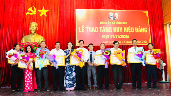 Đảng ủy xã Bình Sơn: Trao Huy hiệu Đảng đợt 07/11 cho 29 đảng viên