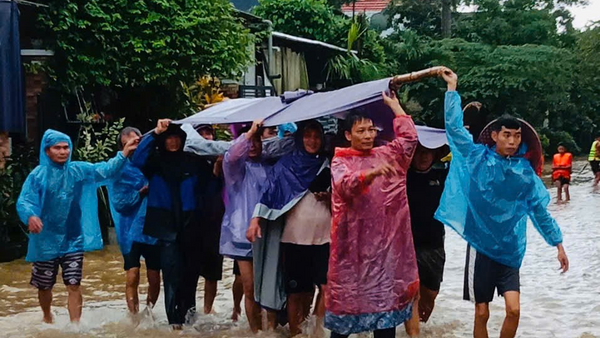 Bình Sơn hỗ trợ đưa người bị tai biến đi cấp cứu giữa lúc nước lũ dâng cao