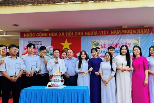 Lễ tri ân và trưởng thành cho học sinh lớp 12