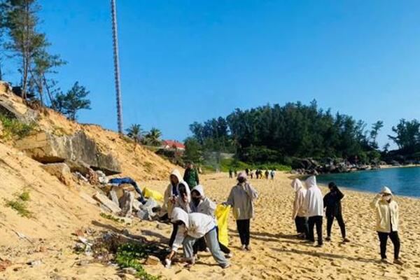 Tuổi trẻ xã Bình Thuận ra quân bảo vệ môi trường biển