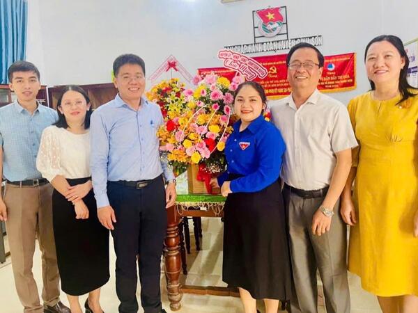 Lãnh đạo huyện Bình Sơn thăm, chúc mừng Huyện đoàn nhân ngày thành lập Đoàn TNCS Hồ Chí Minh 26/3